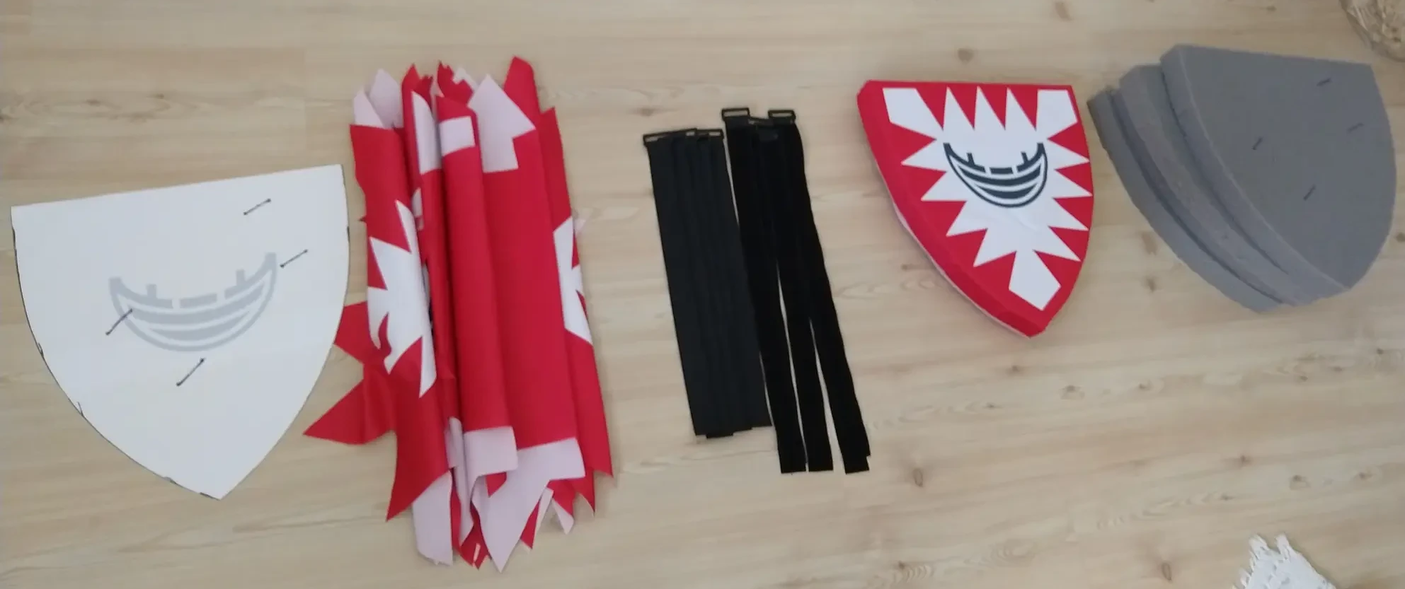 Schritt 6: Massenproduktion vorbereitet, auch die Doppel-Klettgurte für die Griffe sind passend zurechtgeschnitten (Foto: CC-By-SA Maren Hachmann).